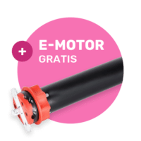 Schwarzer zylindrischer Gegenstand mit roter Endkappe, ausgestellt von einem Fachbetrieb, vor einem rosa Kreis mit der Aufschrift: „+ E-MOTOR GRATIS.“.