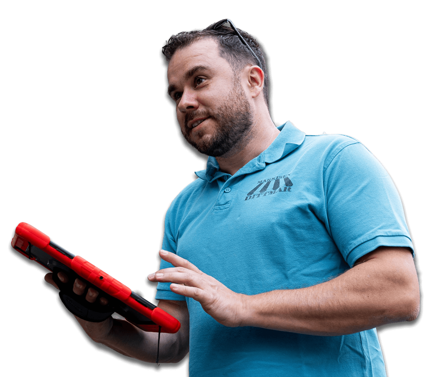 Ein Mann im blauen Hemd hält ein rotes Tablet und gestikuliert lebhaft, während er zur Seite blickt, wie ein Künstler, der über seine nächste Montage nachdenkt.
