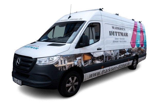Ein weißer Mercedes-Van zeigt stolz das „Markisen Dittmar“-Logo, geschmückt mit lebendigen Bildern von Markisen. Als Experte für Beschattung und Montage ist dieser Van Ihre Anlaufstelle für erstklassige Markisenlösungen.