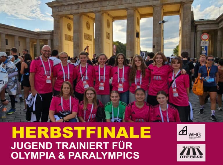 Eine Jugendsportmannschaft in rosa Trikots posiert während einer Veranstaltung vor dem Brandenburger Tor.